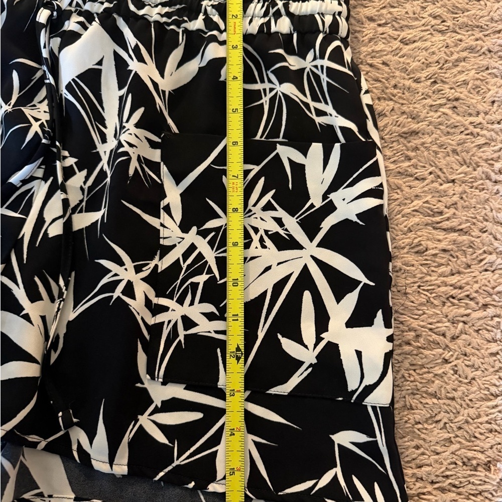 Express Women's Black and White palm tree summer Shorts - Picture 7 of 7